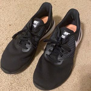 Women’s Nike tennis shoes!